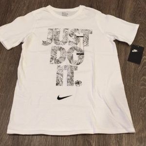 NWT Nike Tee Boys Size Large